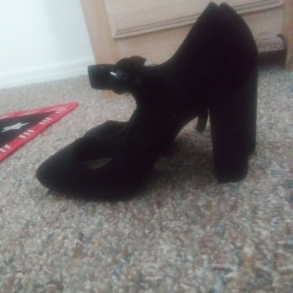 Black heels - Picture 2 of 2